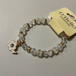 🌟PRICE REDUCED🌟Stretch bracelet frosted clear beads & gold rings flower charm
